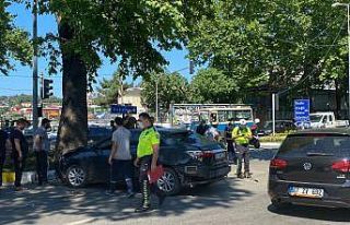 Halk otobüsü ile otomobil çarpıştı: 1 yaralı