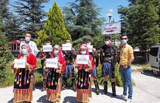 Halk oyunları ekibi yöresel kıyafetlerini giyip...