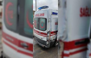 Hasta taşıyan ambulans kaza yaptı