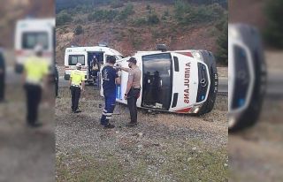 Hasta taşıyan ambulans kaza yaptı; 4 yaralı