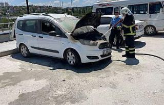 Hastane bahçesinde park halindeyken alev alan araç...