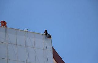 Hastanenin çatısına çıkan genci polis ikna ederek...