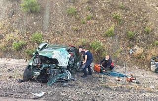 Hatalı sollama kaza getirdi, 2’si ağır 3 kişi...