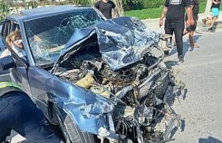 Hatay’da otomobil ile minibüs kafa kafaya çarpıştı:...