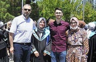 Hayalini kurduğu bölümden 46 yaşında mezun oldu