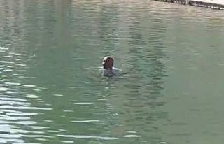 Herkesin gözü önünde Balıklıgöl’e girip yüzdü