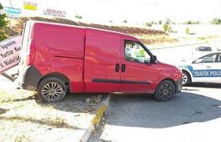 Hurdaya dönen aracın sürücü kazayı hafif sıyrıklarla...