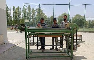 Iğdırlı öğretmenler yaptıkları zımpara makinesiyle...