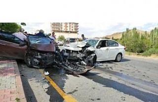 İki aracın çarpıştığı kazada 4 kişi yaralandı