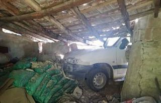 İki hafif ticari aracın çarpıştığı kaza kamerada:...