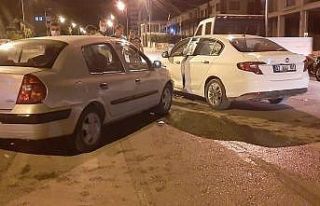İki otomobil çarpıştı: 2 yaralı