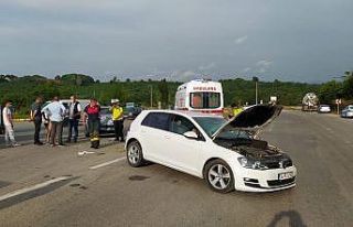 İki otomobil çarpıştı: 3 yaralı