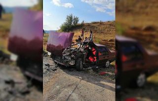 İki otomobil kafa kafaya çarpıştı: 3 kişi yaralandı