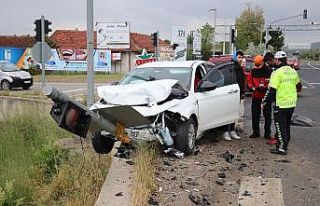 İki otomobil kavşakta birbirine girdi: 4 yaralı