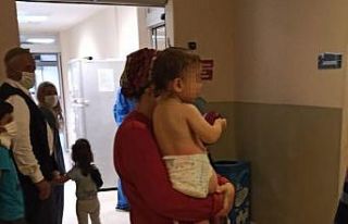 İkiz bebeklerin üzerine kaynar su döküldü