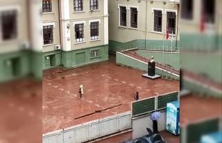 İlkokul öğrencilerinden yürekleri ısıtan davranış