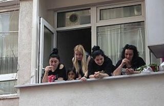 İnatçı yılan otomobilden çıkmadı