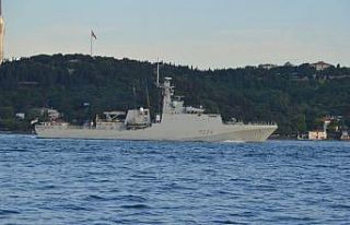 İngiliz Savaş Gemisi ’HMS Trent’ İstanbul Boğazı’ndan...