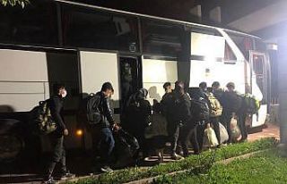 İnsan kaçakçılarının kandırdığı 34 Afganistan...