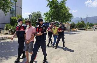 İş adamlarının uygunsuz görüntülerini çekip...