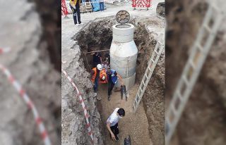 İş makinesi çaptı, kanalizasyon çukuruna düştü