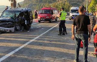 İş makinesi ile ticari araç çarpıştı: 1 yaralı