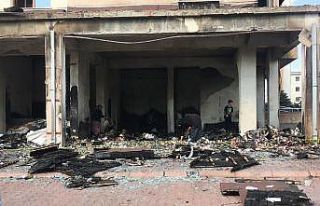 İş yeri ve 3 otomobilin küle döndüğü yangından...