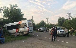 İşçi servisi kamyonetle çarpıştı: 1 yaralı