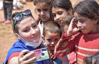 Isparta’da gönüllü gençler tarım işçilerinin...