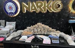 İstanbul Havalimanı’nda midelerinde uyuşturucu...