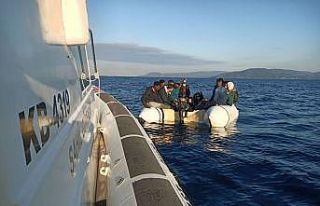 İzmir açıklarında 17 düzensiz göçmen kurtarıldı