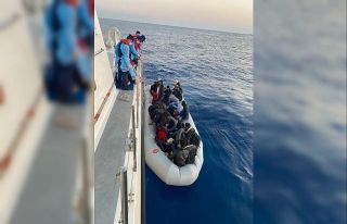 İzmir açıklarında 31 düzensiz göçmen kurtarıldı
