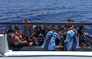 İzmir açıklarında 55 düzensiz göçmen kurtarıldı