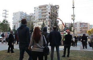 İzmir depreminde yan yatan binada kolon kesilmemiş