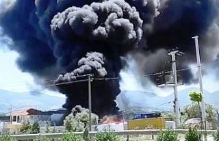 İzmir’de geri dönüşüm fabrikasında korkutan...