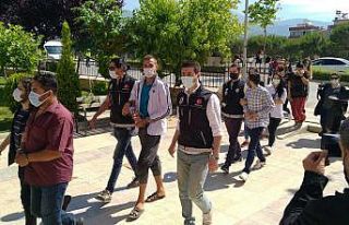 İzmir’de uyuşturucu satıcılarına operasyon:...