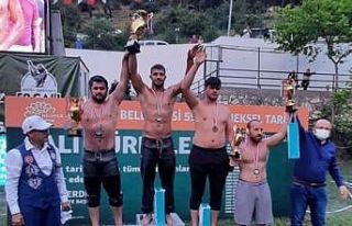 İzmitli güreşçi Bursa’da şampiyonluk kupasını...
