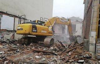 İzmit’teki metruk bina yıkıldı