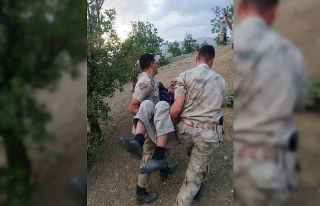 Jandarma ekipleri kaybolan yaşlı adamı kucakta...