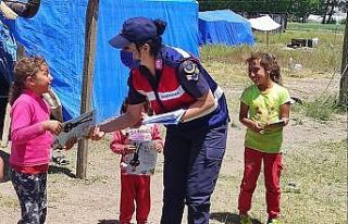 Jandarma hem kadınları bilgilendirdi, hem çocukları...
