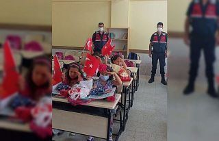Jandarmadan minik öğrencilerin gönüllerine dokunduracak...