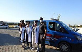 Jandarmadan öğrencilere mezuniyet jesti