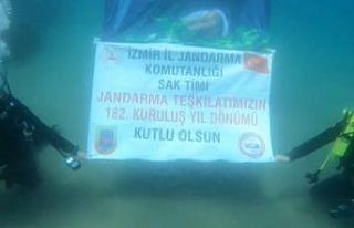 Jandarmadan su altında yıl dönümü kutlaması