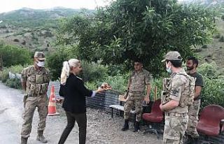 Jandarmaya topladıkları organik meyveleri ikram...