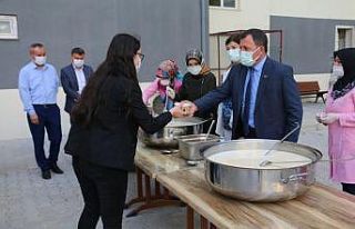 Kabakcı öğrencilere mantı ikram etti