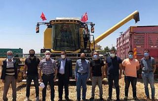 Kadın kaymakam, biçerdöver direksiyonuna geçerek...