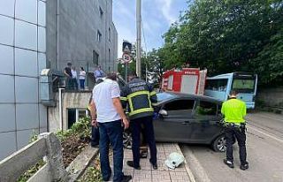 Kadın sürücüsünün hayatını korkuluklar kurtardı
