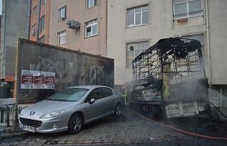 Kağıthane’de 1 kamyonet ve 2 otomobil yandı