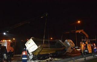 Kağıthane’de hafriyat kamyonu devrildi: 1 yaralı