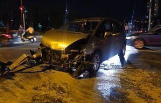 Kağıthane’de ticari taksi ile otomobilin çarpışma...